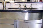 Granit-Waschtisch mit Edelstahlfronten